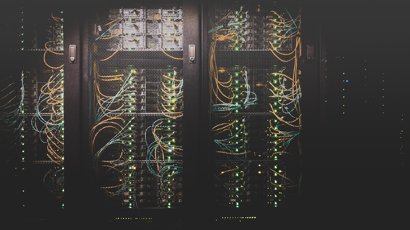 Network cabling in a data center rack